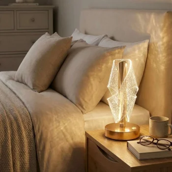 Çapraz Kavisli Ters Kristal Simli LED Masa Lambası – Gold Gövdeli, Dokunmatik, 3 Kademe Işık Ayarlı Şarjlı Dekoratif Lamba (5047)