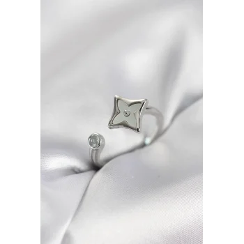 Gümüş Renk Köşeli Yonca Model Zirkon Taşlı Kadın Yüzük