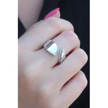 Gümüş Renk Zirkon Taşlı Kadın Yüzük