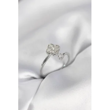 Gümüş Renk Zirkon Taşlı Yonca Model Kadın Yüzük