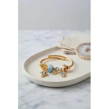 Mavi Uçan Model Charmlı Gold Renk Bileklik