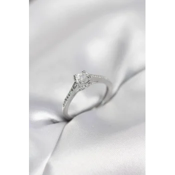 Tek Taş Gümüş Renk Zirkon Taşlı Model Kadın Yüzük