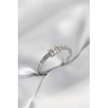 Zirkon Taşlı Gümüş Renk Pirinç Kadın Yüzük