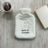 Hello Everyone Yazılı Kurdeleli Beyaz Peluş Sıcak Su Torbası 1 Lt – Yumuşak Kılıf, Uzun Süre Sıcak Tutan Termal Su Torbası (5047)