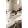 Kedi Kumu Eleme Küreği, Çift Taraflı Tasarımıyla Kum Dağılımını Kontrol Ederken Kullanıcıyı Yormaz