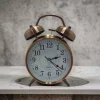 Nostaljik Çalar Saat – Retro Tasarım, Sessiz Akan Mekanizma, Yüksek Sesli Alarm, Masa ve Komodin İçin Dekoratif Saat (5047)