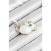 Zirkon Taşlı İnci Detaylı Beyaz 3D Kedi Figürlü Gold Renk Kadın Broş