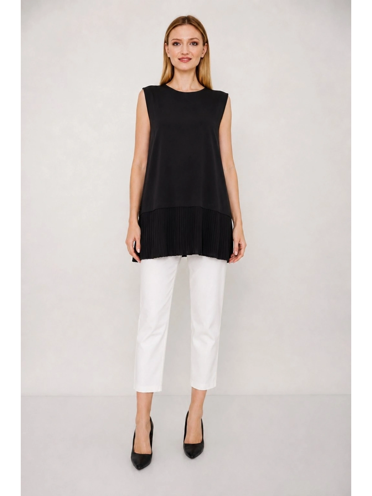 Kadın Siyah Etek Ucu Piliseli Kolsuz İçlik Bluz