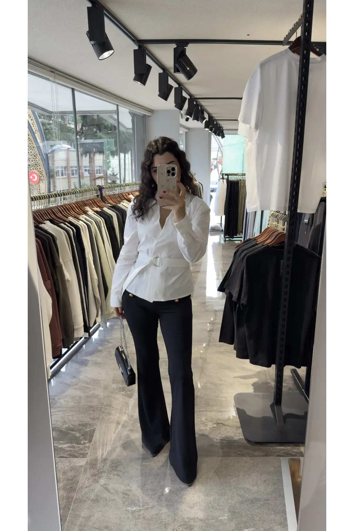 Beyaz Kruvaze Yaka Kuşaklı Gömlek