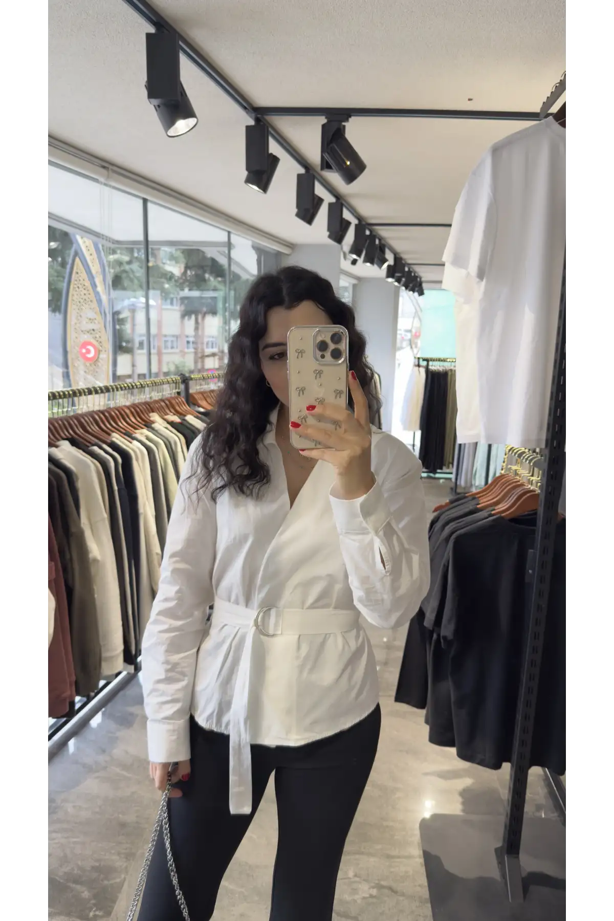 Beyaz Kruvaze Yaka Kuşaklı Gömlek