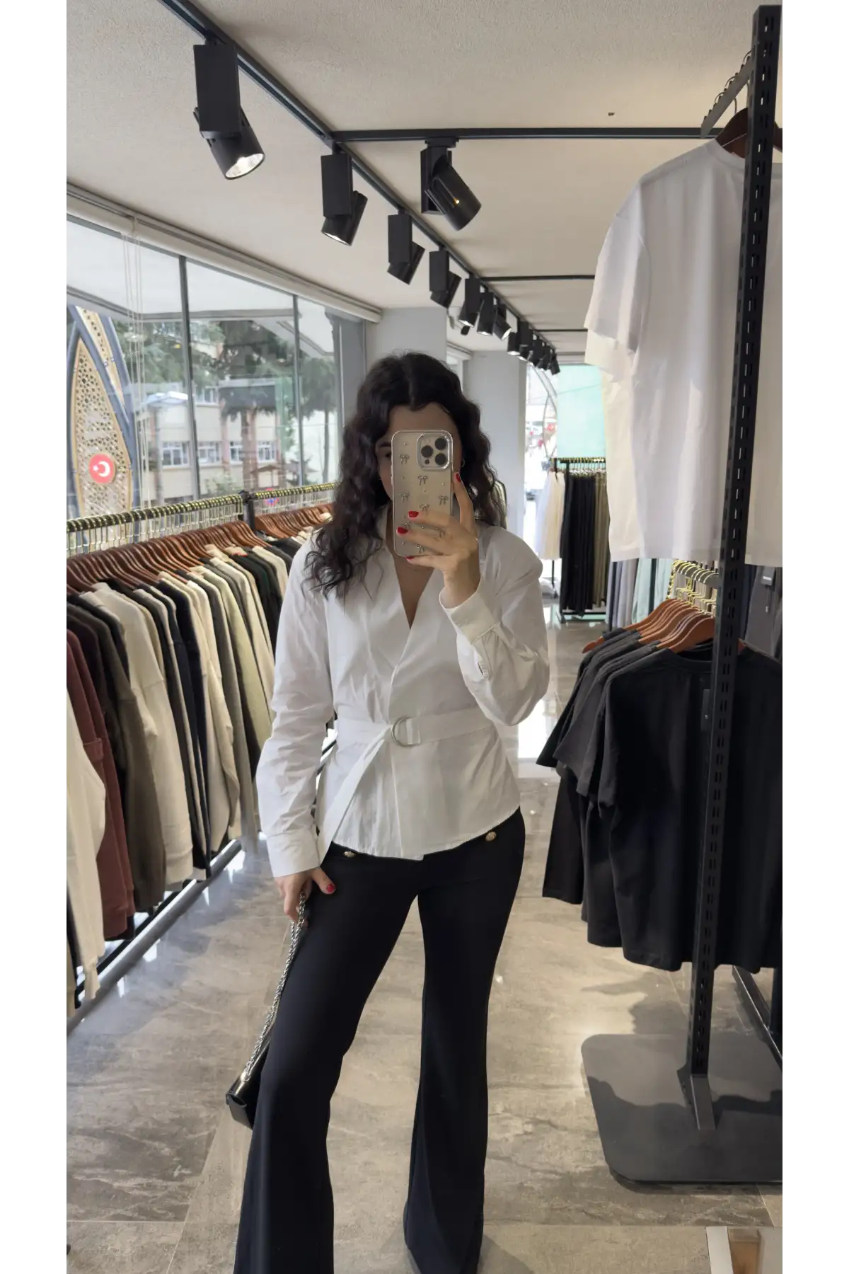 Beyaz Kruvaze Yaka Kuşaklı Gömlek