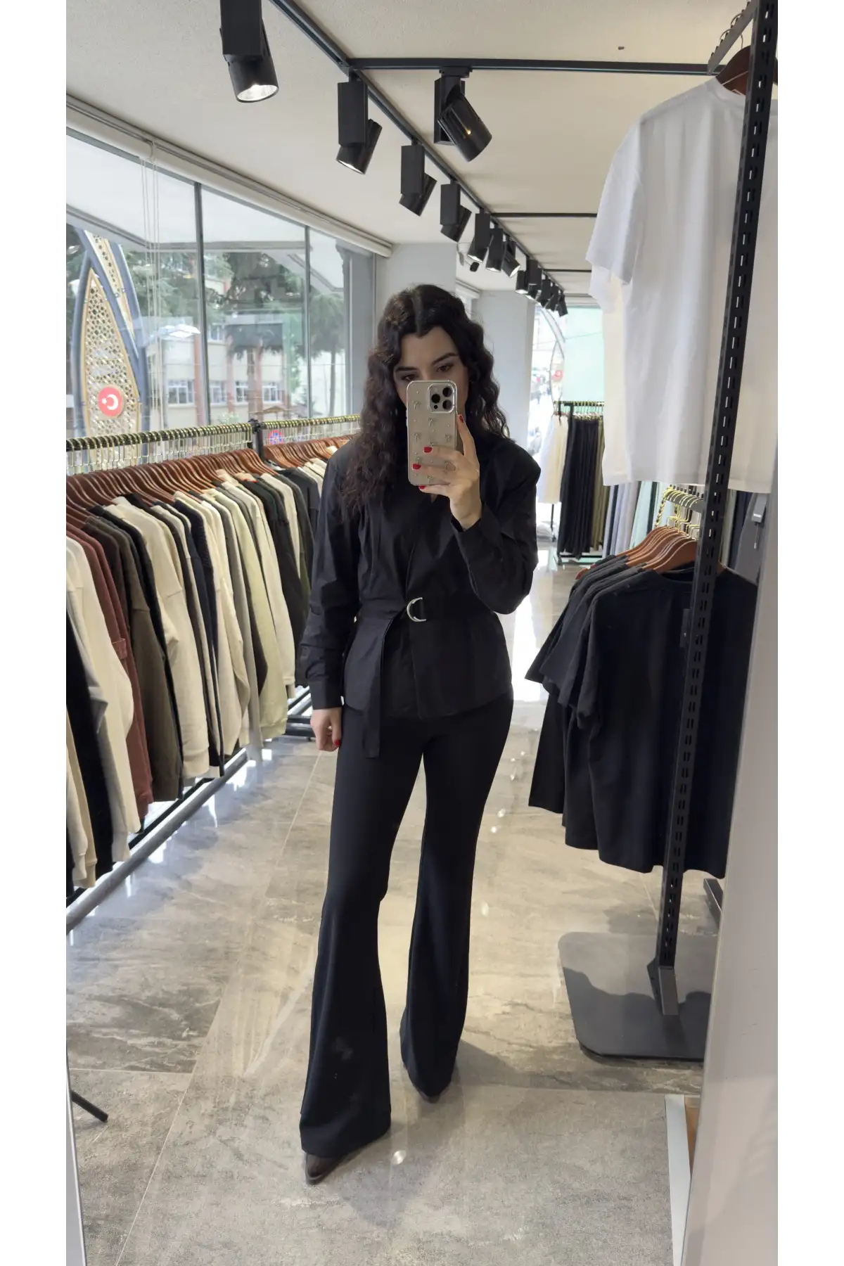 Siyah Kruvaze Yaka Kuşaklı Gömlek