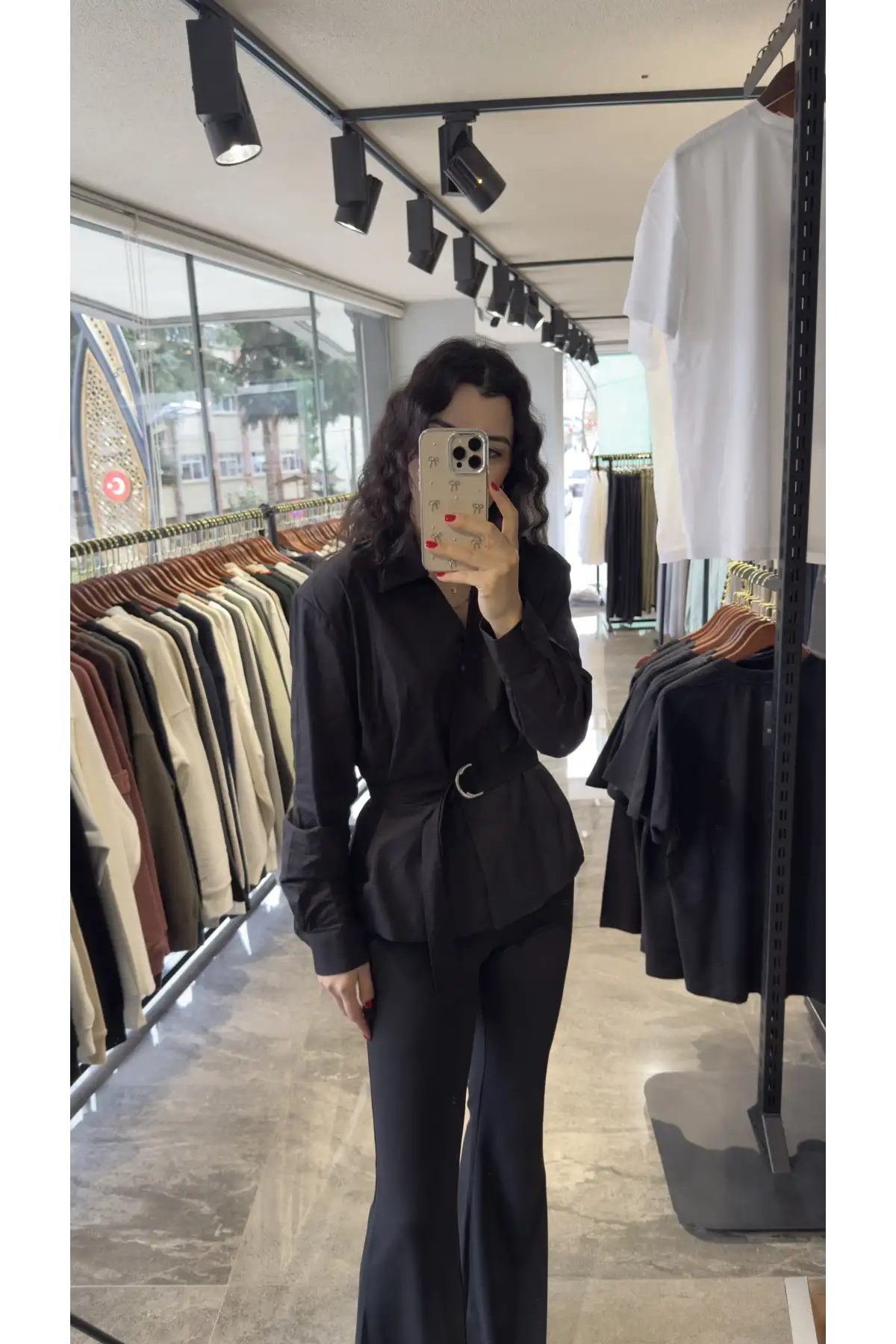 Siyah Kruvaze Yaka Kuşaklı Gömlek