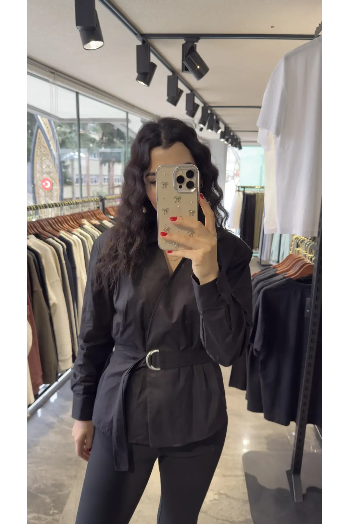 Siyah Kruvaze Yaka Kuşaklı Gömlek