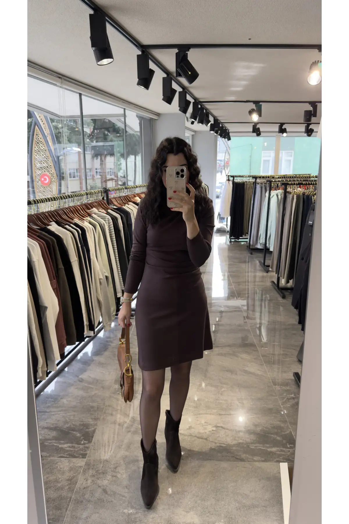 Kahverengi Vatkalı Büzgülü Elbise