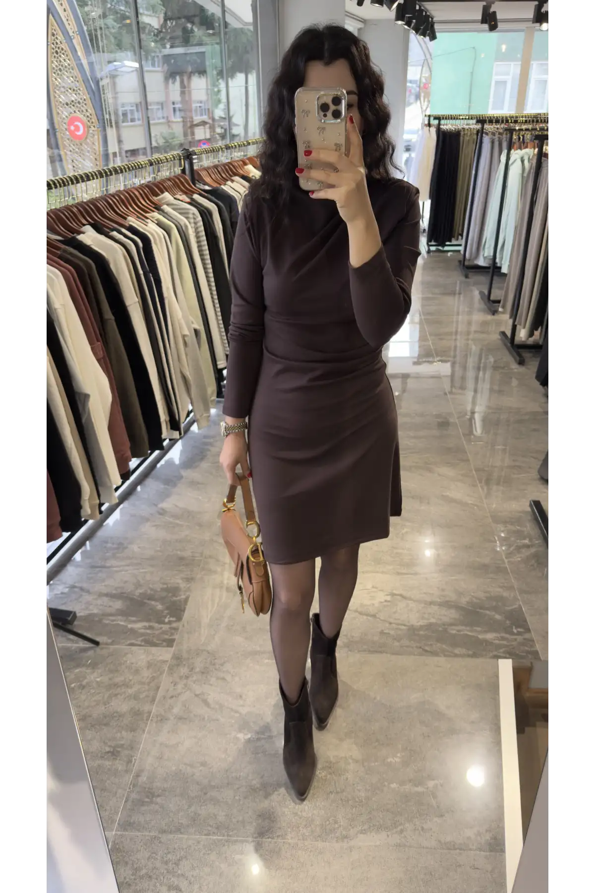 Kahverengi Vatkalı Büzgülü Elbise