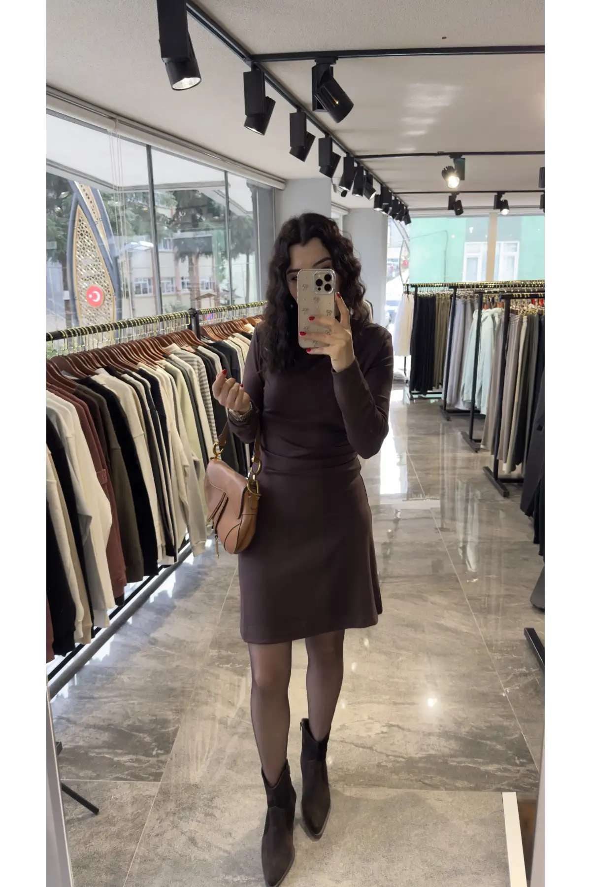 Kahverengi Vatkalı Büzgülü Elbise