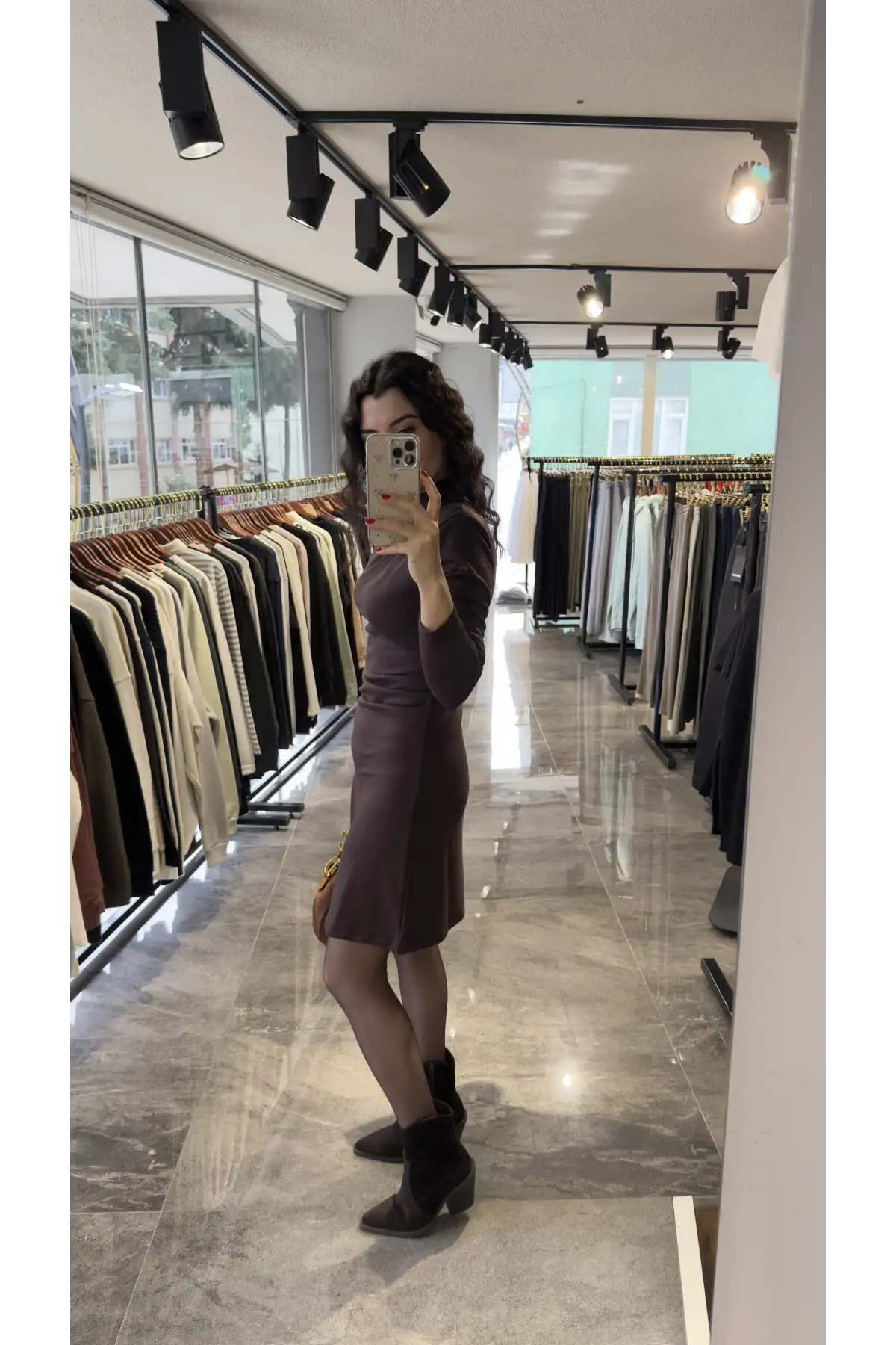 Kahverengi Vatkalı Büzgülü Elbise