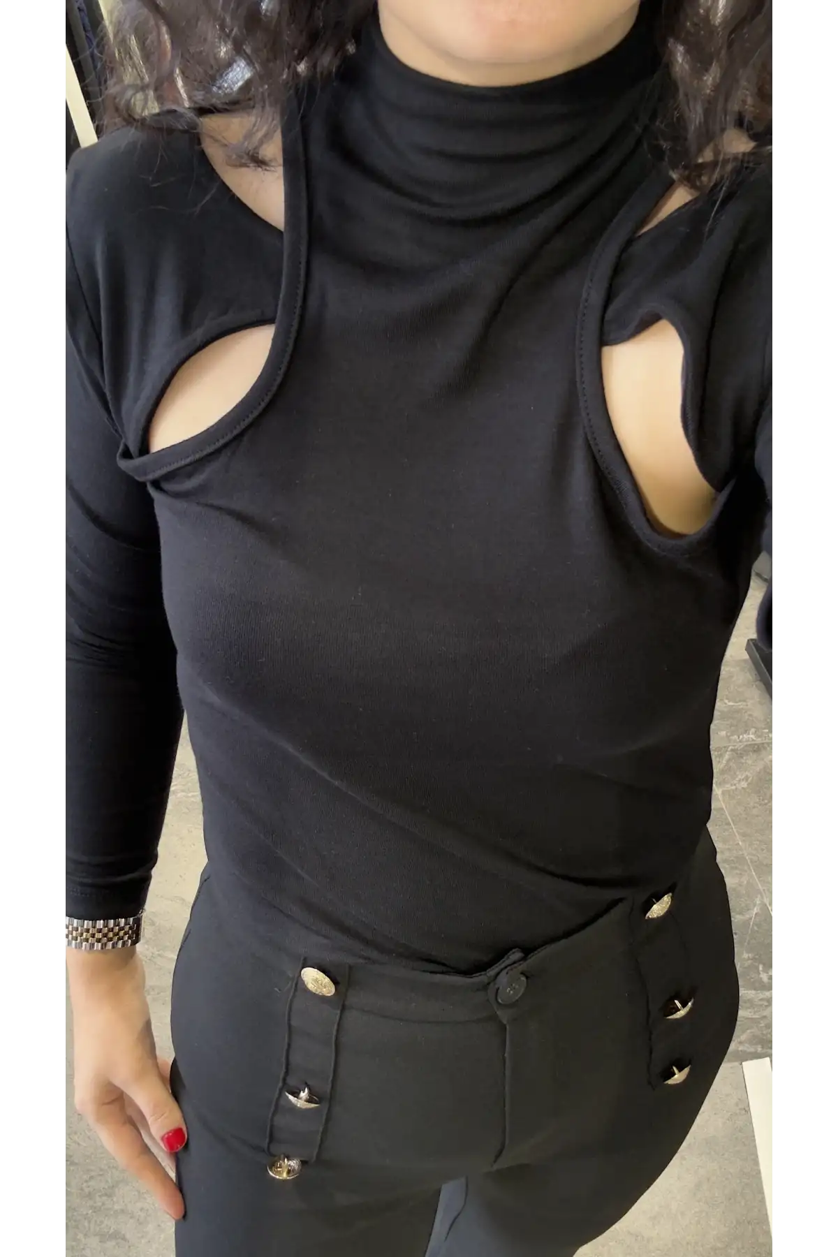 Siyah Önü Pencere Detaylı Bluz