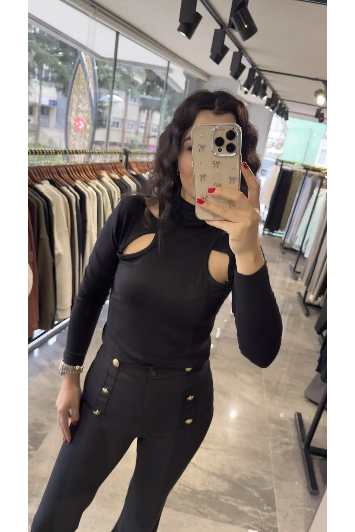 Siyah Önü Pencere Detaylı Bluz