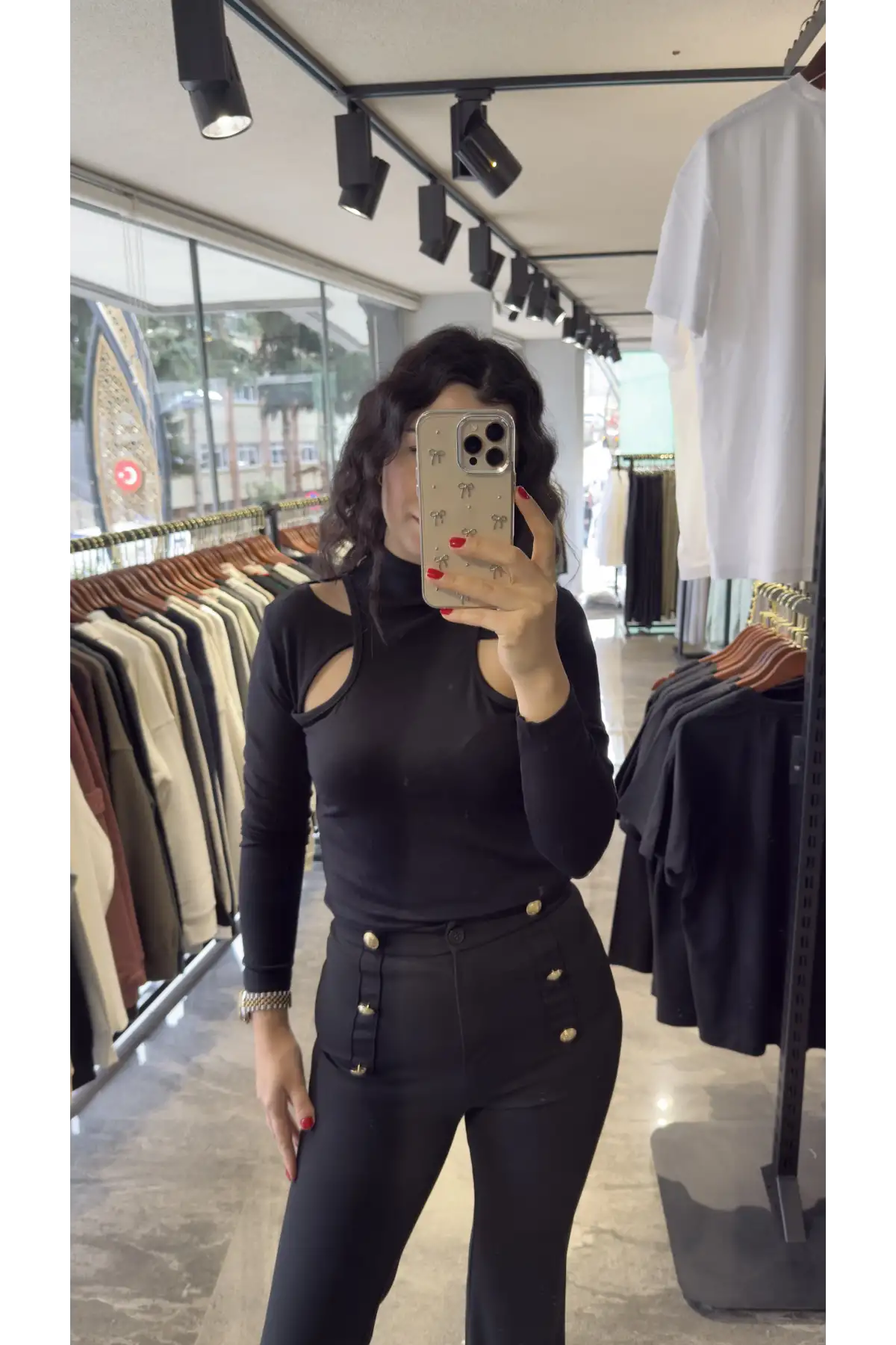 Siyah Önü Pencere Detaylı Bluz