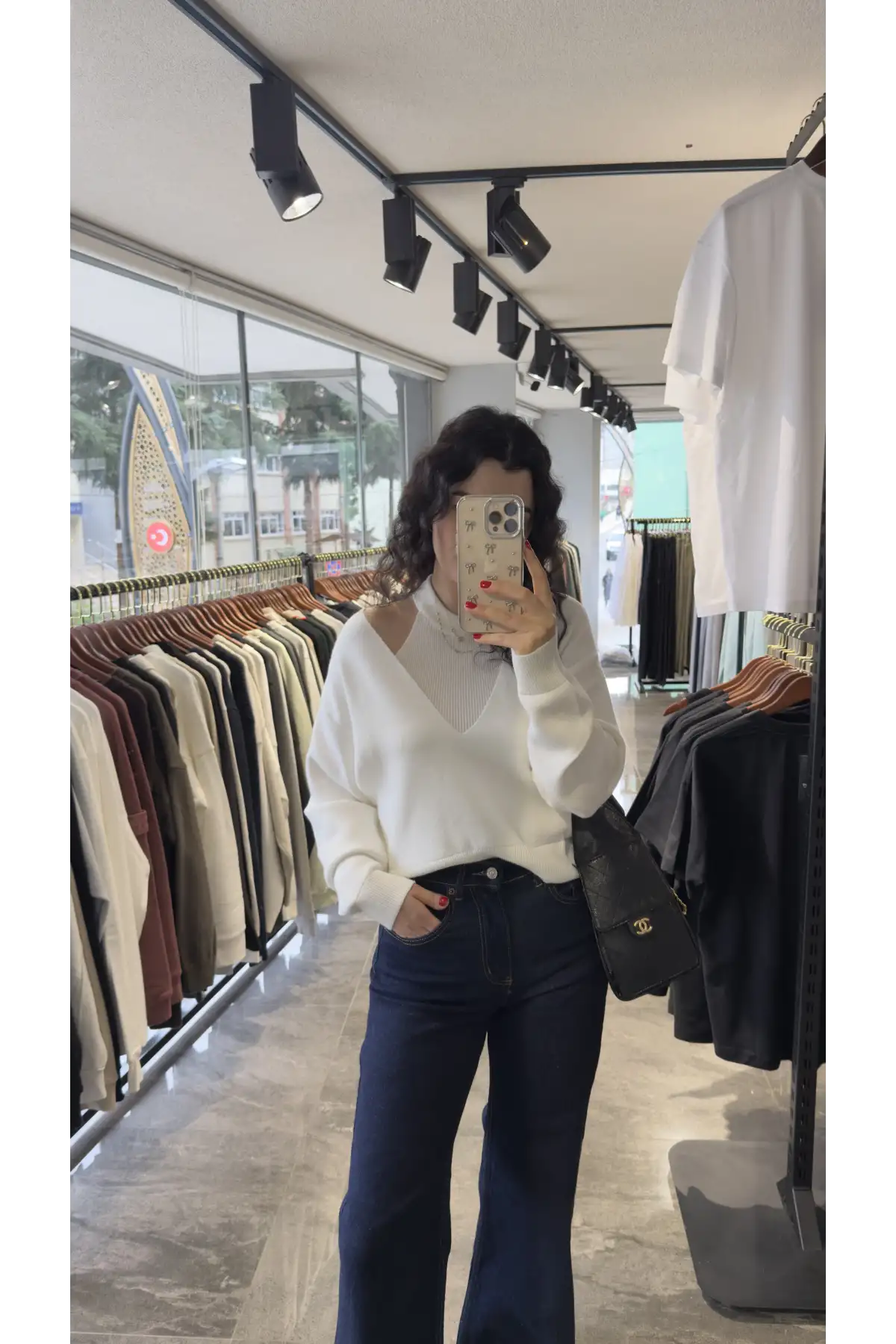 Beyaz İkili V Yaka Kazak