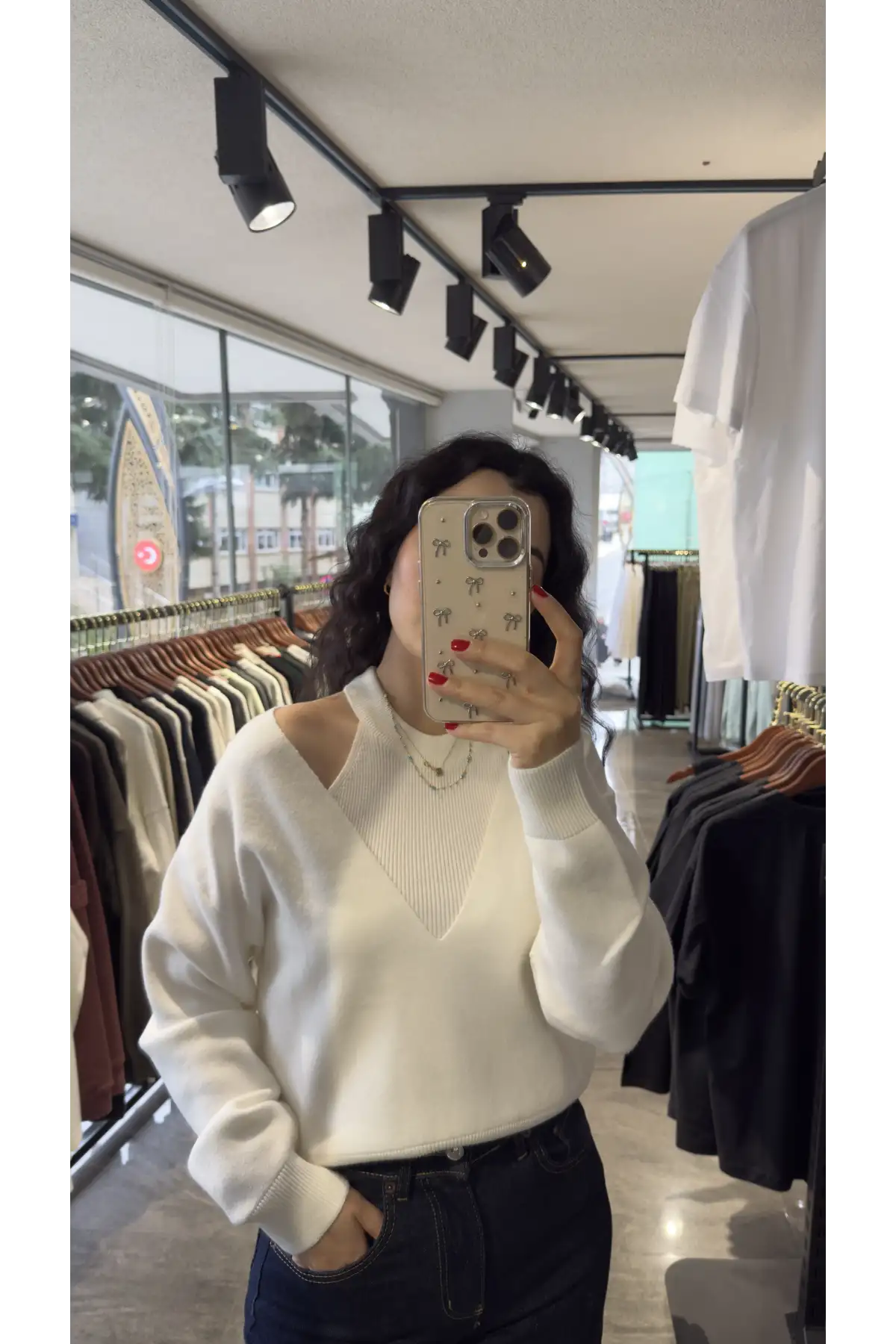 Beyaz İkili V Yaka Kazak