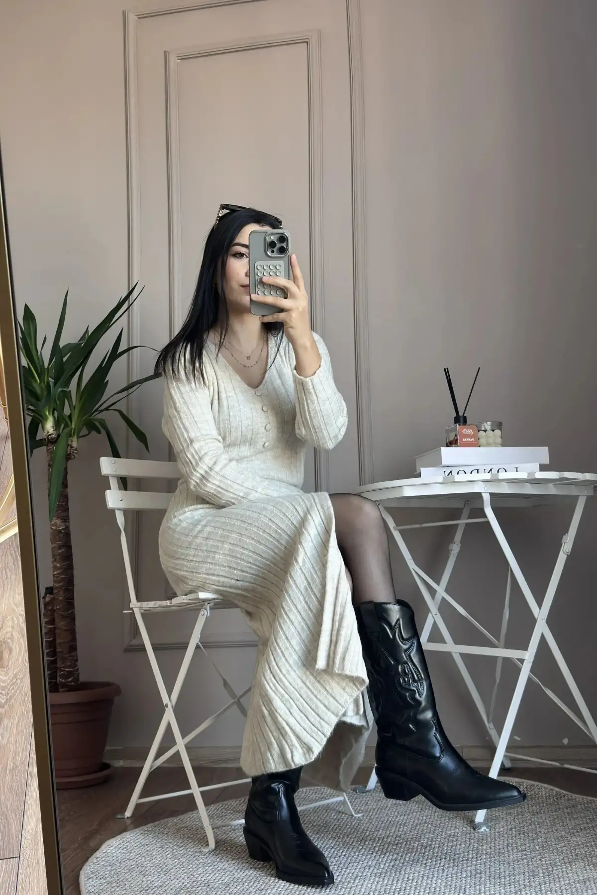 Önden Yırtmaçlı Düğme Detaylı Ekru Triko Elbise