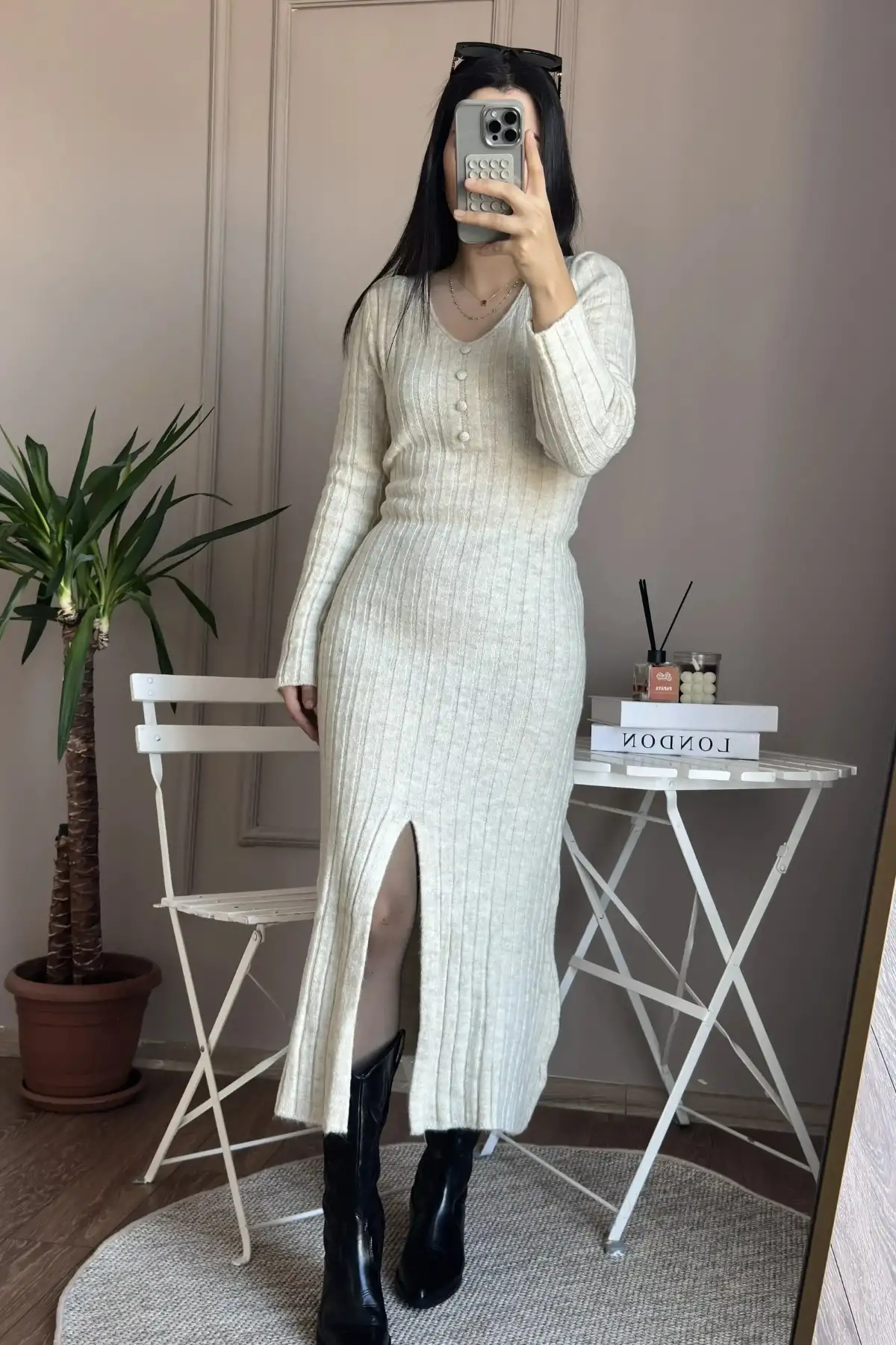 Önden Yırtmaçlı Düğme Detaylı Ekru Triko Elbise