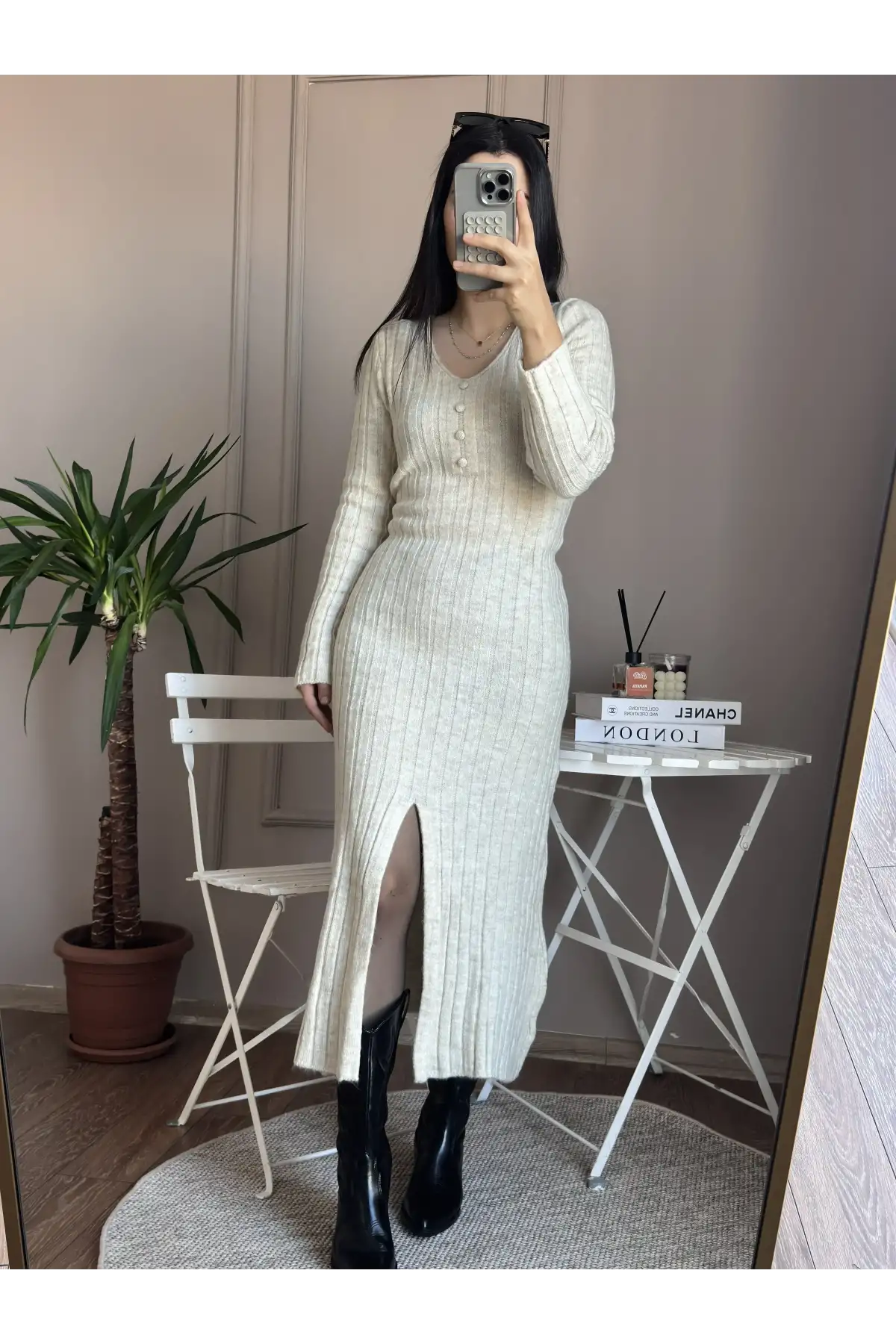 Önden Yırtmaçlı Düğme Detaylı Ekru Triko Elbise