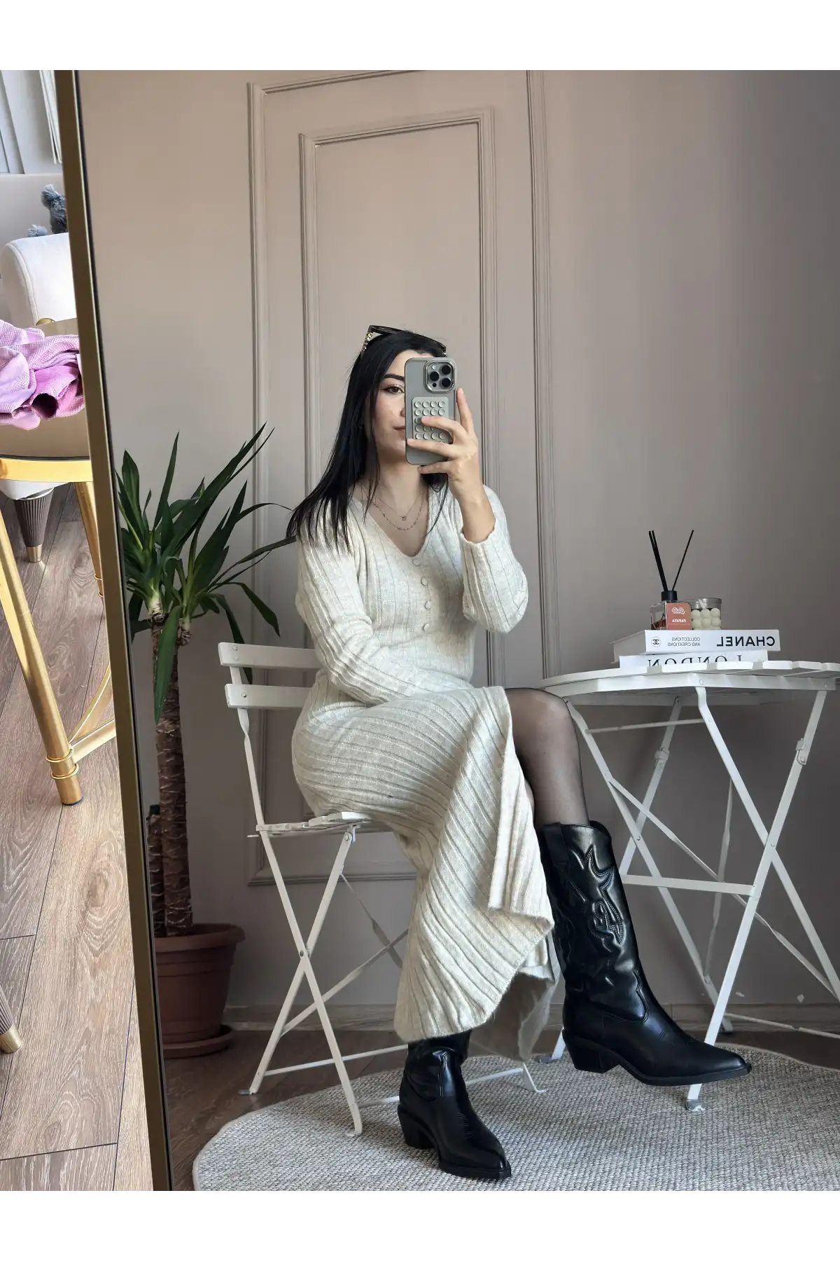 Önden Yırtmaçlı Düğme Detaylı Ekru Triko Elbise