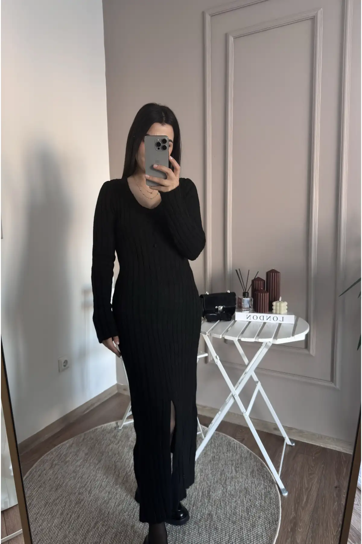 Önden Yırtmaçlı Düğme Detaylı Siyah Triko Elbise