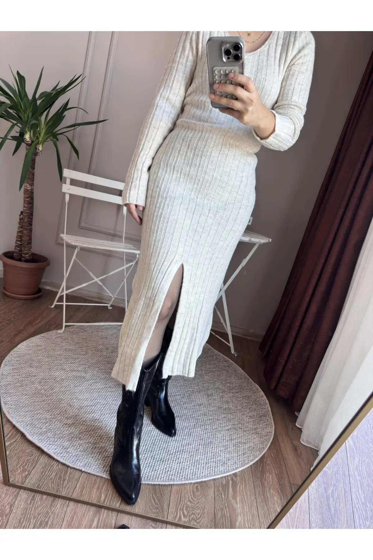 Önden Yırtmaçlı Düğme Detaylı Ekru Triko Elbise