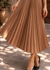 Kadın 90 Cm Saten Kumaş Pliseli Midi Etek Şık ve Zarif Tasarım - Kahverengi