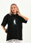 Kadın Oversize Tişört - Sırt Baskılı Survivor Penguin Temalı Felsefi Yazılı - Siyah