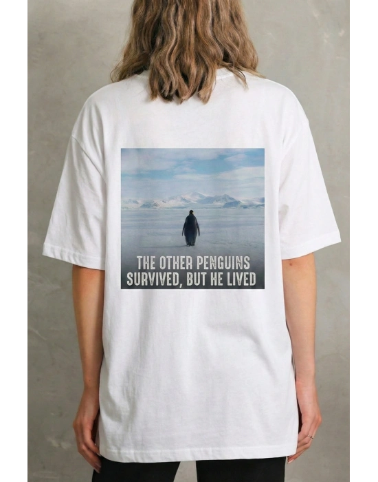 Kadın Oversize Tişört - Sırt Baskılı Survivor Penguin Temalı, Felsefi Yazılı Bisiklet yaka Tişört - Beyaz