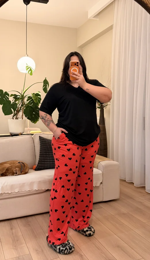 V Yaka Geniş Kesim Esnek Pamuklu Pijama Takımı - Siyah Kalpli