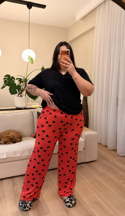 V Yaka Geniş Kesim Esnek Pamuklu Pijama Takımı - Siyah Kalpli