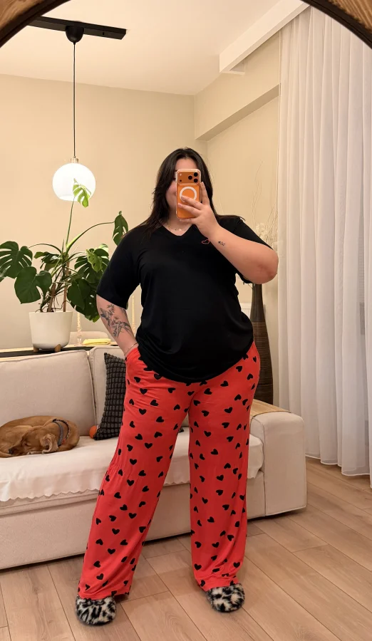 V Yaka Geniş Kesim Esnek Pamuklu Pijama Takımı - Siyah Kalpli