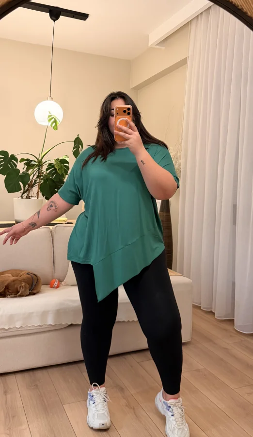 Simetri Detaylı Basic Esnek Penye Tişört - Zümrüt Yeşili