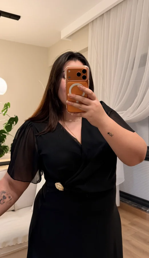 Kruvaze Yaka Tokalı Şifon Elbise - Siyah