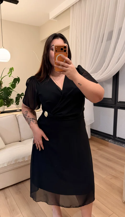 Kruvaze Yaka Tokalı Şifon Elbise - Siyah