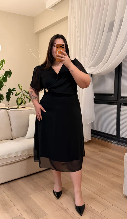 Kruvaze Yaka Tokalı Şifon Elbise - Siyah