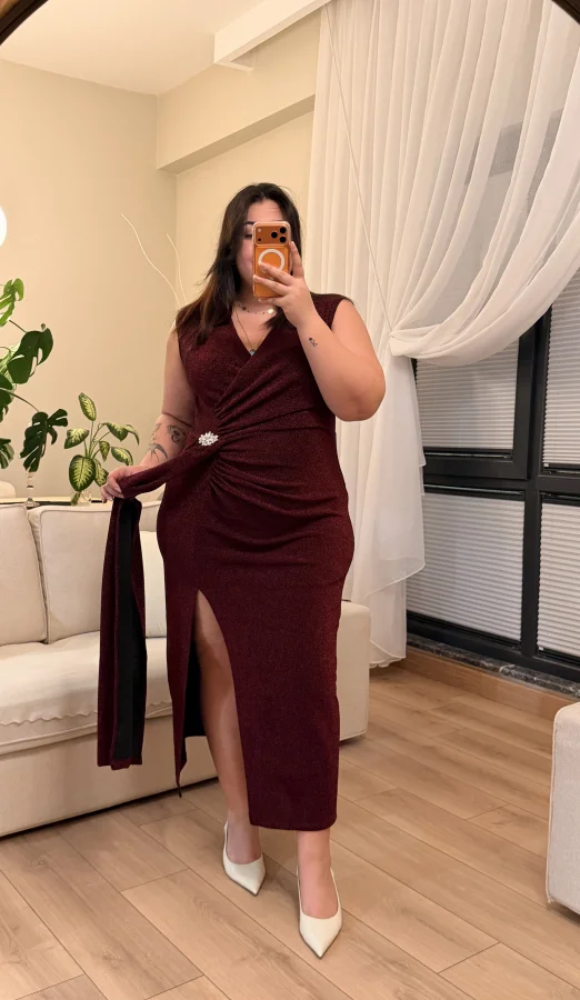 Yırtmaç Üstü Volanlı Simli Gece Elbisesi - Bordo