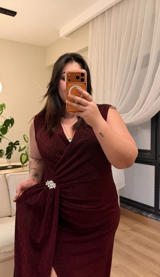 Yırtmaç Üstü Volanlı Simli Gece Elbisesi - Bordo