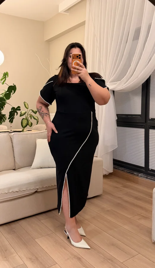 Kare Yaka Asimetrik İncili Krep Elbise - Siyah