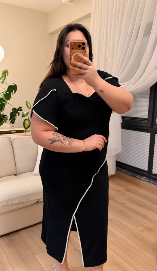 Kare Yaka Asimetrik İncili Krep Elbise - Siyah