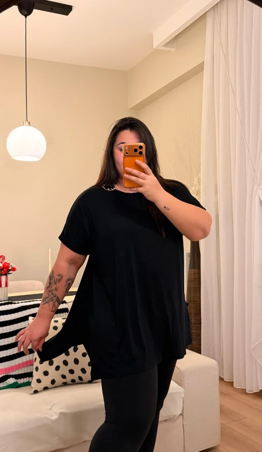 Broş Detaylı Esnek Penye Bluz - Siyah