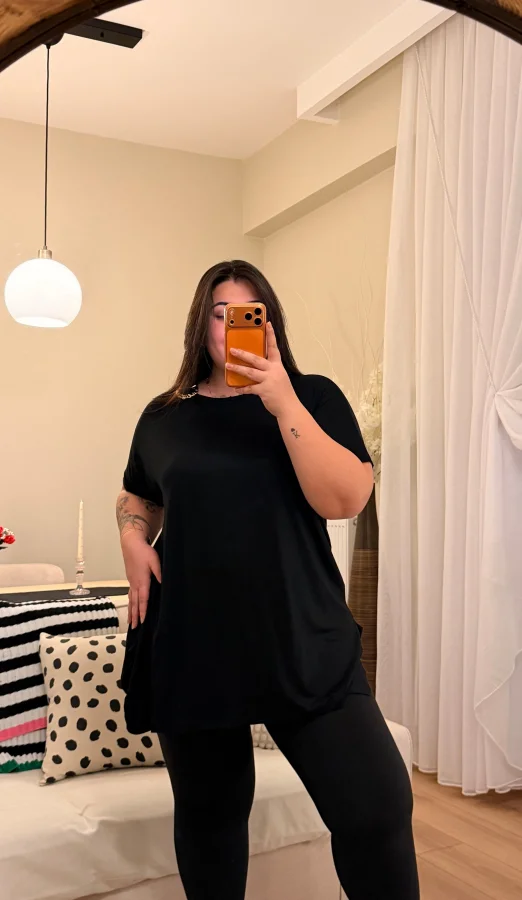 Broş Detaylı Esnek Penye Bluz - Siyah