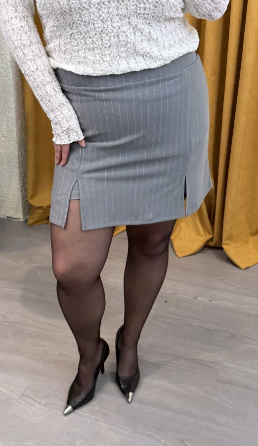 Çift Yırtmaçlı Şortlu Krep Etek - Gri Çizgili